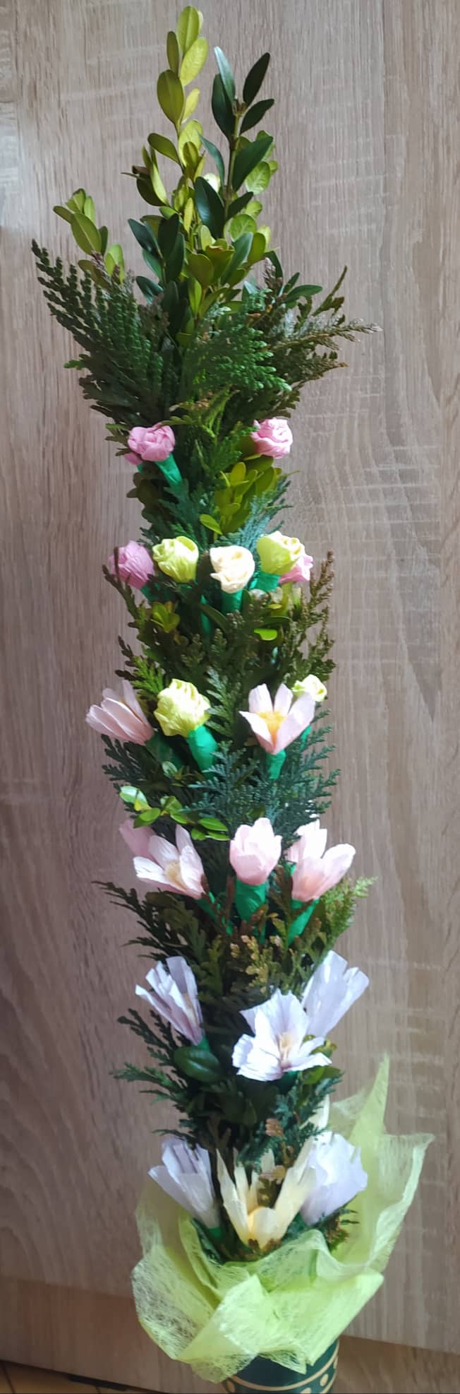 kompozycja z żywych gałązek bukszpanu, kwiaty z bibuły, pastelowa kolorystyka